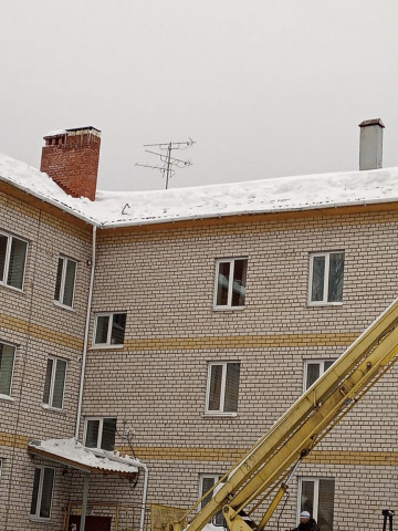 Очистка кровли от снега и наледи по адресам ул. 10 годовщины октября, д. 12 и 16 А