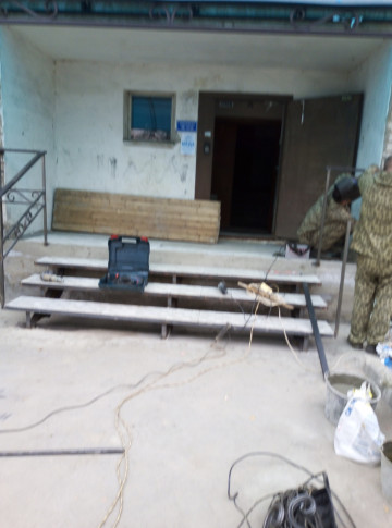 Продолжается ремонт крылец по улице Карла Маркса, д. 30