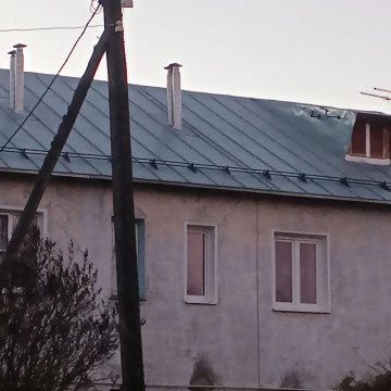 Установка снегозадержателей  в доме № 12 по улице Чапаева