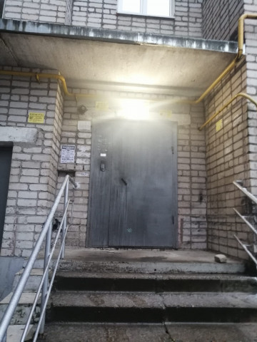 Установка светодиодных светильников над подъездами (1 и 6) дома № 38 по ул. Островского