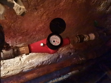 Установка узла учета ХВС в подвале дома № 82 по ул. Октябрьской революции