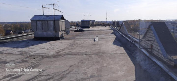Продолжается капитальный ремонт крыши по ул. Островского, д. 38