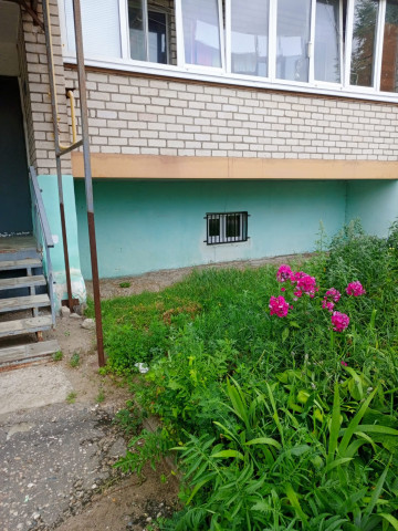 Установка подвальных окон в доме № 35 по улице Карла Маркса
