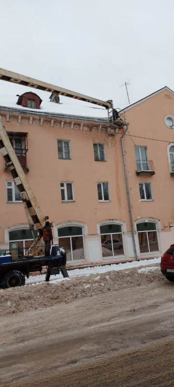 Очистка кровли от наледи и снега по адресам ул. Октябрьской революции, д. 59 и ул. Пролетариата, д. 48