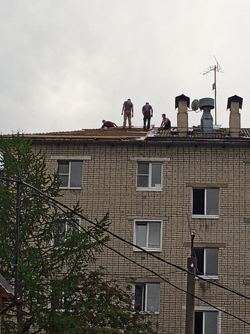 Приступили к  капитальному ремонт кровли в МКД расположенном по адресу: ул. Октябрьской революции, д. 80