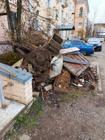 Очистка подвала от мусора в доме № 57 по улице Октябрьской революции