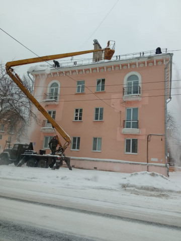 Очистка кровли от снега и наледи по адресам Максима Горького, д. 27 и Октябрьской революции д. 57