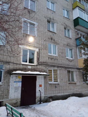 Замена уличных светильников над подъездами по улице Октябрьской революции, д. 80