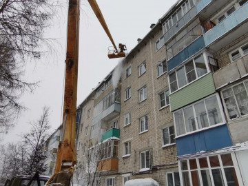 ул. Республиканская,  д. 2  - очистка кровли от снега и наледи
