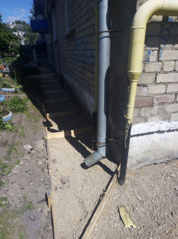 Продолжается ремонт отмостки по ул. Карла Маркса, д. 27