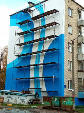 Продолжается капитальный ремонт фасада по улице Парижской коммуны, д. 3