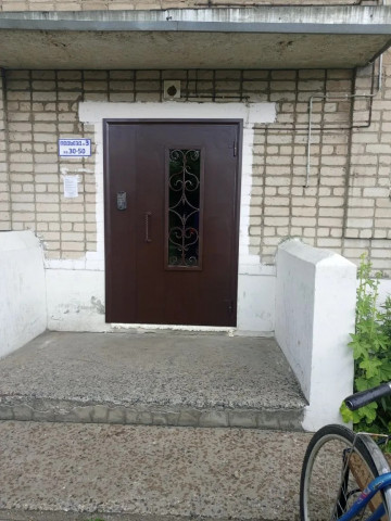 Установка входных дверей в подъездах  дома № 19 по улице 10 годовщины Октября