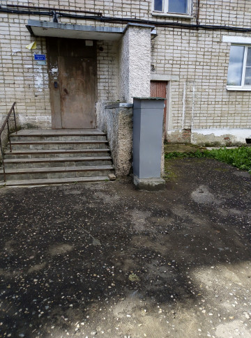Установка газовых ящиков у подъездов дома № 18 по ул. Октябрьской революции