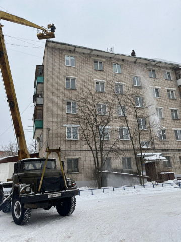 Проведены работы по расчистке кровли от наледи и снега на ряде домов