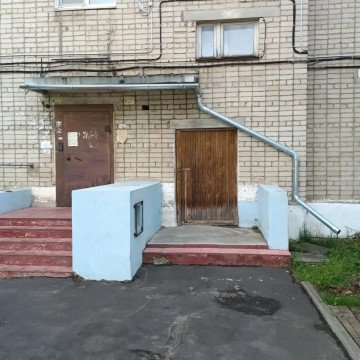 Установка водосточной системы и дверей в подвальное помещение дома № 11 по улице Островского