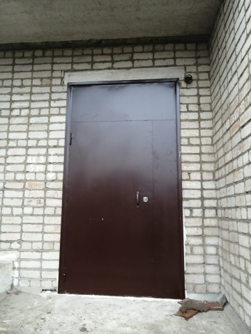 Установка дверей на запасной выход, ул. Островского, д. 11