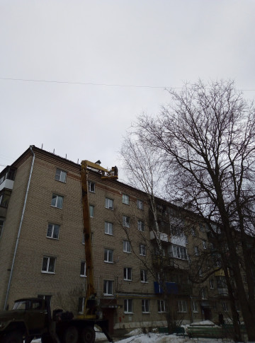 Установка ограждений на крыше дома № 17 по ул. Октябрьской революции