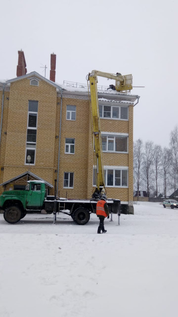 Установка снегозадержателей в МКД № 63А по ул. 3 Интернационала