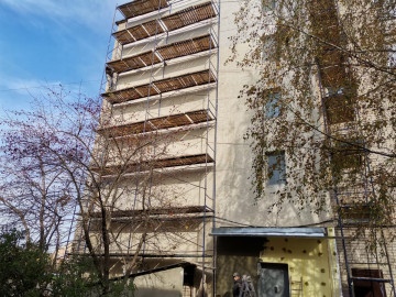Продолжается капитальный ремонт фасада в доме № 13 по ул. Островского