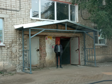 Установка козырька над родъездом МКД по улице Красной армии, д. 8
