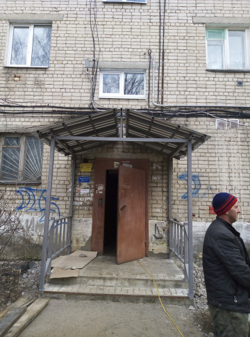 По ул. Социализма, д. 29 заканчивается ремонт козырьков над подъездами