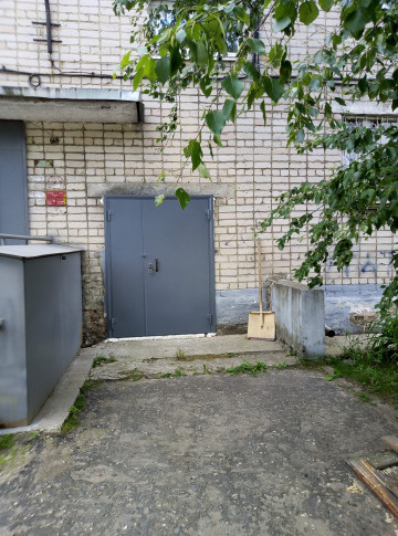 Установка входных дверей в колясочные в доме № 34 по ул. Социализма