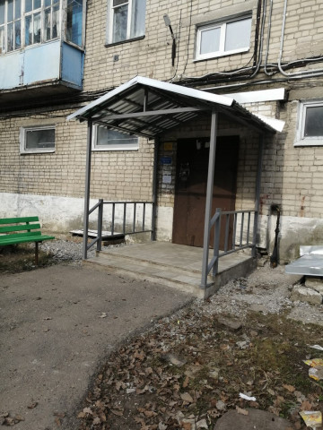 Завершена установка козырьков над подъездами по ул. Социализма, д. 29
