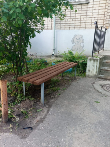 Установка лавочки в доме № 88 по улице Октябрьской революции