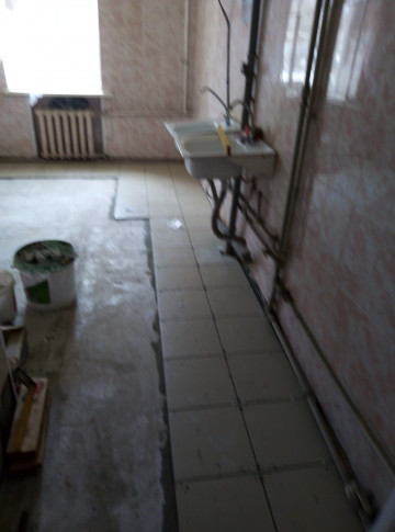 Продолжается ремонт полов в МОП по ул. Октябрьской революции, д .51