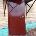 Ремонт цоколя и покраска входных дверей в доме № 49 по улице 10 годовщины октября