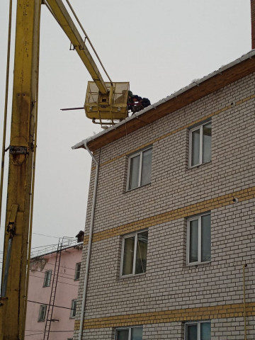 Установка снегозадержателей по ул.  10 годовщины октября, д. 12