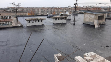 Продолжается капитальный  ремонт крыши по ул. Островского, д. 11