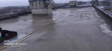 Продолжается капитальный ремонт кровли по ул. Островского, д. 38